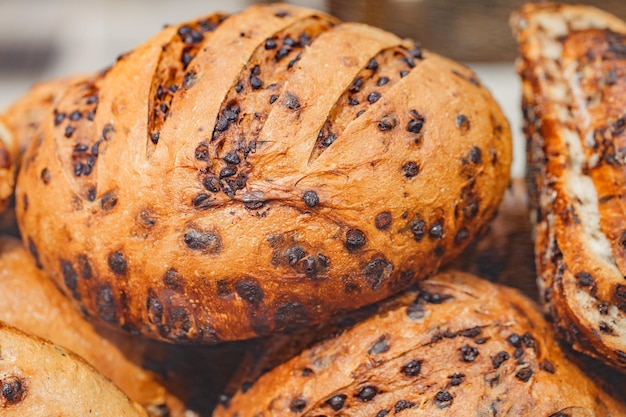 Rundes helles Brot mit Samen auf selektivem Fokus im Supermarkt