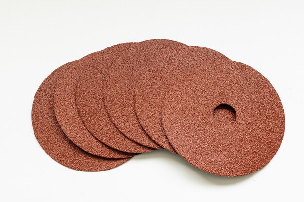 Rundes Schleifpapier mit weißer Oberfläche