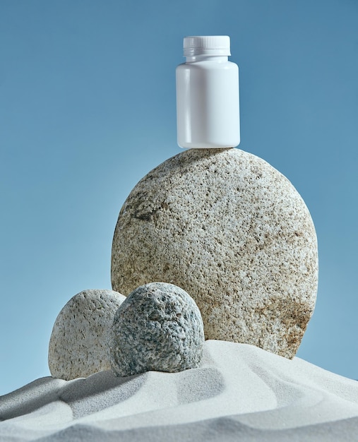 Rundes Steinpodest auf blauem Hintergrund im sandblauen Hintergrund, Sandsteinvitrine für Kosmetik