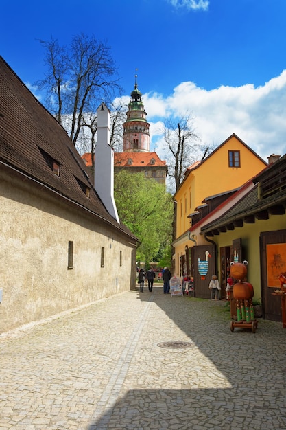 Rundturm der staatlichen Burg in Cesky Krumlov in der Tschechischen Republik. Menschen im Hintergrund