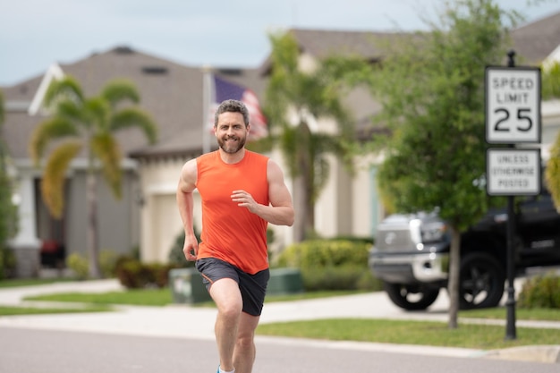 Foto running man sprinting entrenamiento al aire libre fit atleta hombre corriendo en el barrio americano