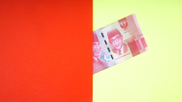 Rupia indonésia a moeda oficial da Indonésia Conceito de negócios e finanças Fundo vermelho e amarelo