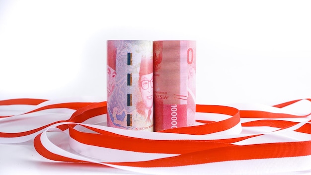 Rupia indonesia dinero en rollos con cinta sobre fondo blanco Enfoque selectivo