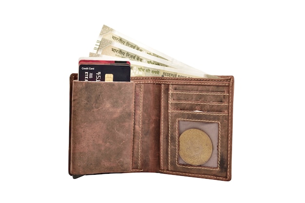 Rupias indias y tarjeta de crédito en billetera de cuero aislado sobre fondo blanco con trazado de recorte
