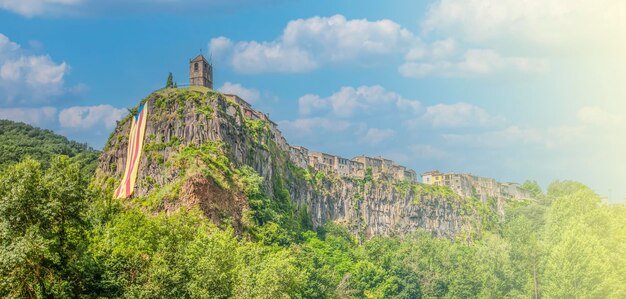 Foto rupit un pueblo medieval en medio de la naturaleza en la suave luz del sol