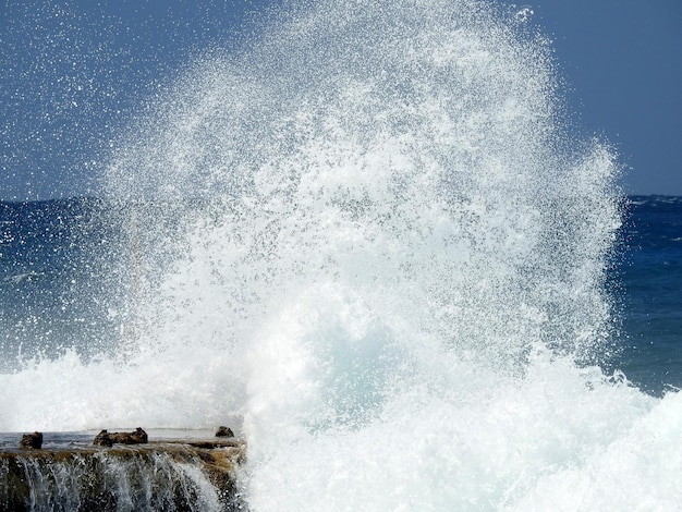 Foto la ruptura de las olas