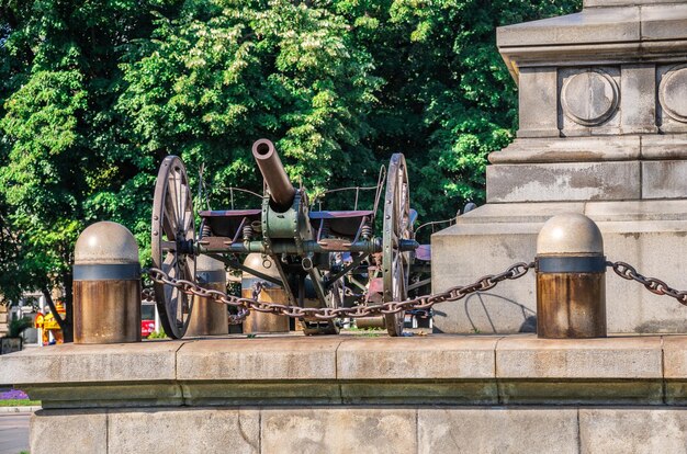 Foto ruse, bulgarien - 07262019 kanone auf dem freiheitsdenkmal in der stadt ruse, bulgaria