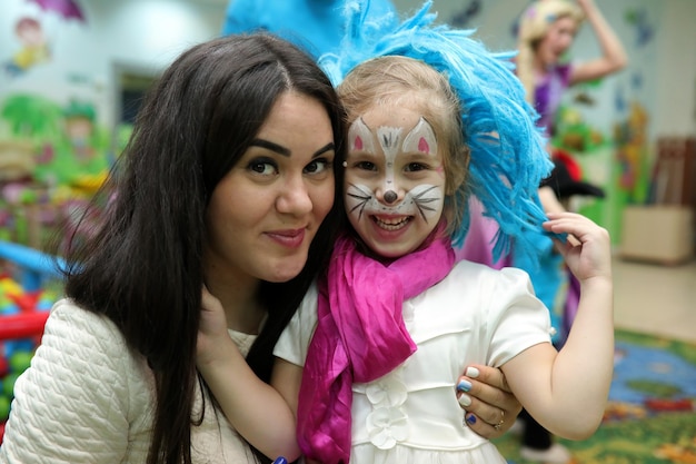 RUSIA 19 de enero de 2017 Los niños juegan una variedad de juegos en la fiesta de cumpleaños en la sala de diversión