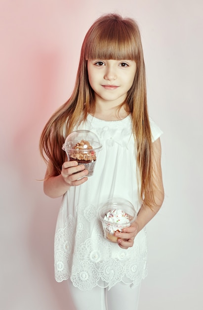 Rusia, Ekaterimburgo,,: celebración de moda para niñas con globos, ropa y moda infantil. Chica posando en el estudio. Modelo de escolares. Sonríe en su rostro y hermosos ojos