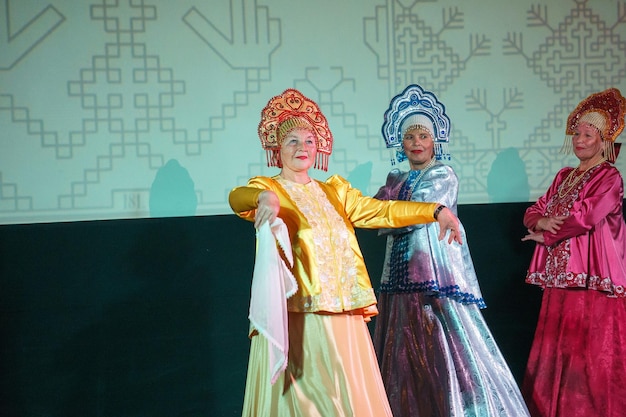 Rusia, Gatchina, 14 de octubre de 2022 Los jubilados realizan bailes folclóricos rusos en el festival