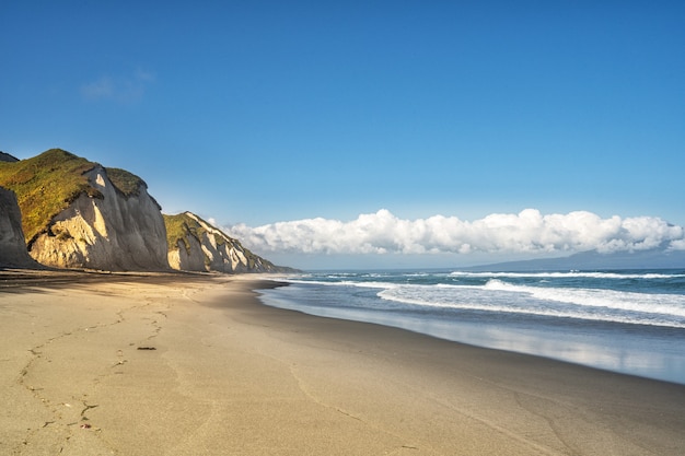 Foto rusia, islas kuriles, isla iturup, rocas blancas en la costa del mar de ojotsk.