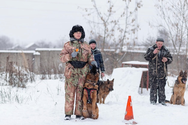 Rusia Ivanovo 24 de diciembre de 2017 un concurso para perros la diversión comienza en inviernoeditorial