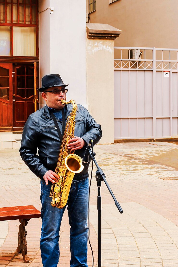 Foto rusia kazan 1 de mayo de 2018 músico callejero tocando la trompeta editorial