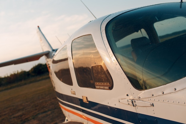 RUSIA, MOSCÚ - 1 DE AGOSTO DE 2020: Pequeño avión privado de hélice monomotor en el aeropuerto regional