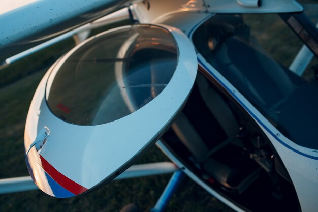 Foto rusia, moscú - 1 de agosto de 2020: pequeño avión privado de hélice monomotor en el aeropuerto regional