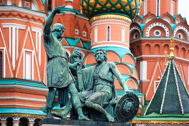 Foto rusia, moscú 30 de junio de 2018. monumento a minin y pozharsky en la plaza roja de moscú