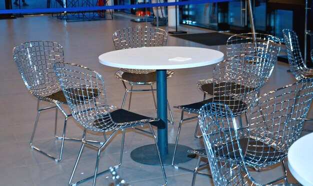 Rusia Región de Saratov 11042021 sillas de hierro y una mesa en el café enfoque selectivo