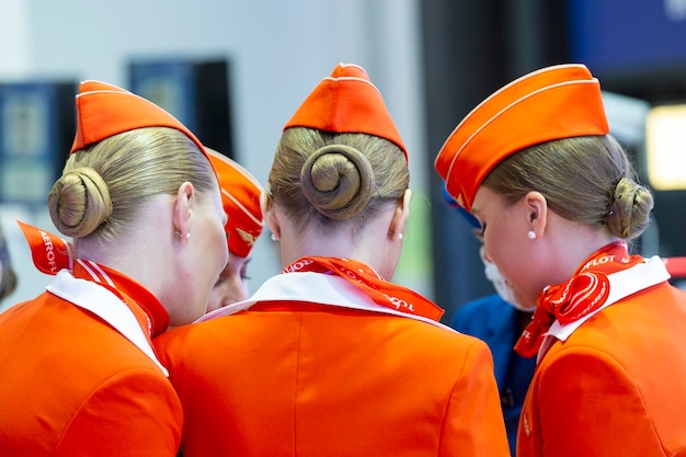 Foto rusia saintpetersburg airline asistentes de vuelo asistentes de vuelo del grupo aeroflot