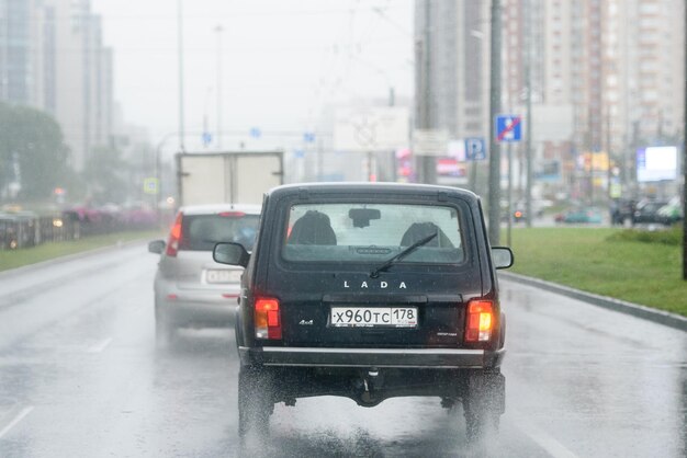 Rusia San Petersburgo 26 de agosto de 2020 tráfico en la carretera de circunvalación durante la lluvia Mal tiempo y conducción