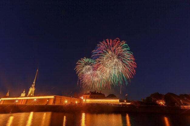 Foto rusia san petersburgo 27 de mayo de 2023 fuegos artificiales en honor al día de celebración del 320