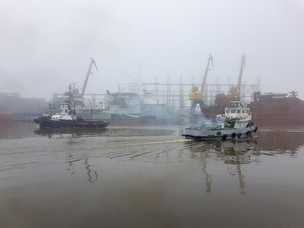 Rusia San Petersburgo Diciembre 2021 Barcos en puerto durante la niebla