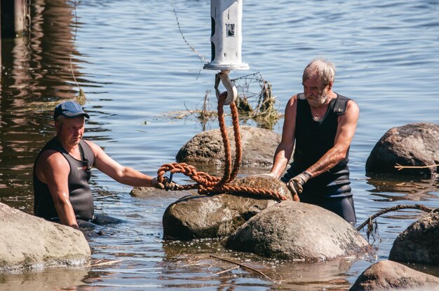 Rusia San Petersburgo Junio de 2022 Trabajos de limpieza del lecho del río de piedras