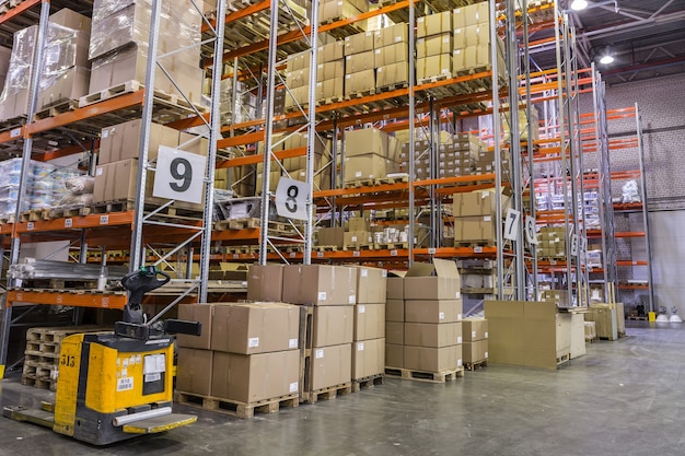 Foto rusia, san petersburgo, mayo de 2017 - interior del almacén con racks llenos de cajas y mercancías