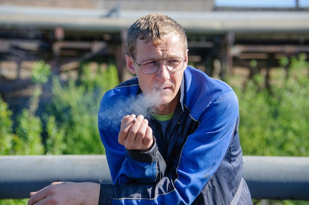 Rusia San Petersburgo Mayo 2021 Un trabajador fuma durante un descanso en el puerto marítimo