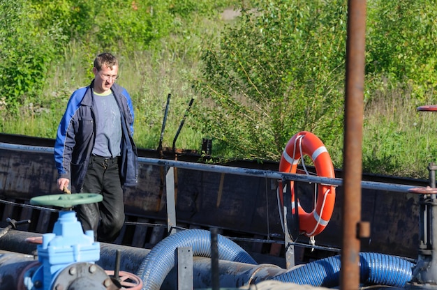 Rusia San Petersburgo Mayo 2021 Un trabajador con uniforme marino en la cubierta de un petrolero en la bahía del puerto