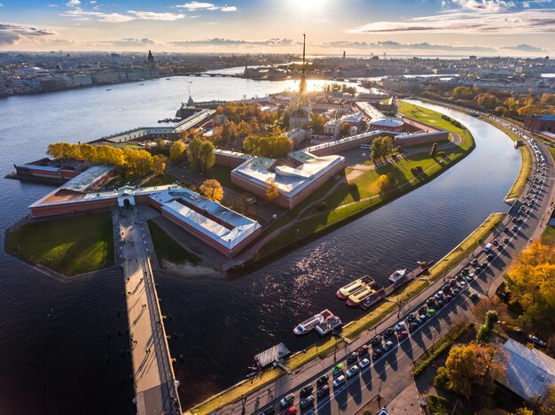 Rusia san petersburgo paisaje aéreo de la catedral de pedro y pablo al atardecer muros de la fortaleza dorada...