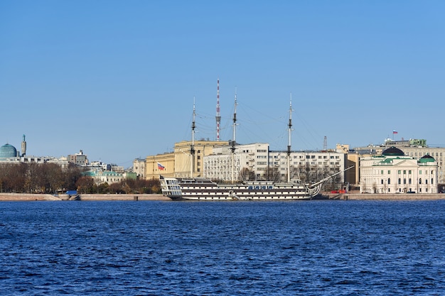 Rusia san petersburgo un viejo velero en el terraplén del río neva