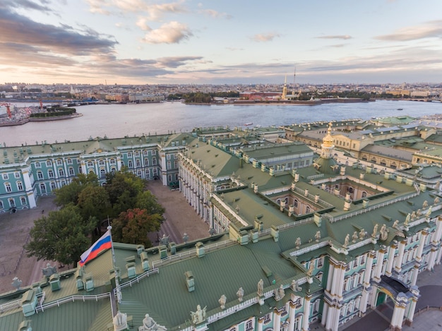 Rusia san petersburgo vista aérea de green gables la ermita y la azotea del palacio de invierno en su...