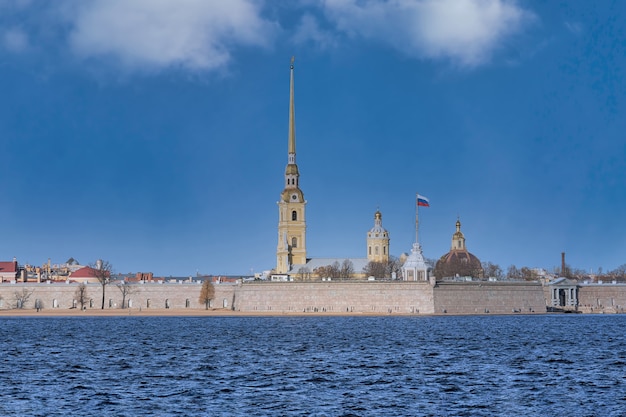 Rusia san petersburgo vista de la fortaleza de pedro y pablo en el neva