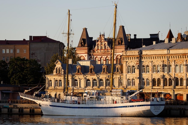 Rusia. Tuapsé. 08.08.2021 El yate está en el muelle de la ciudad de Vyborg. foto de alta calidad