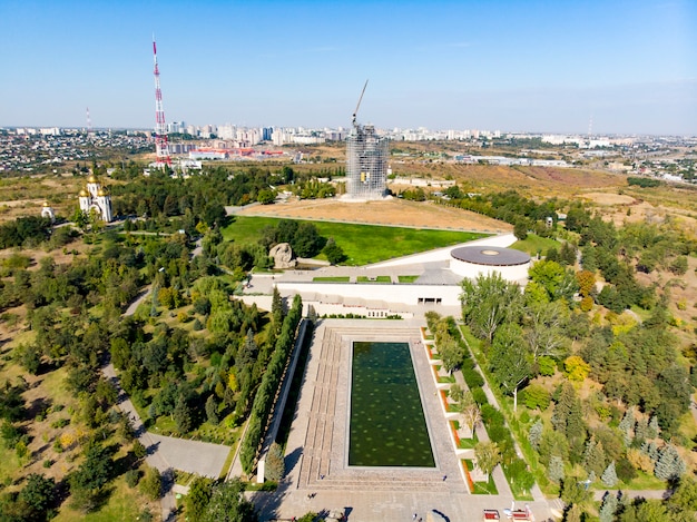 Rusia, Volgogrado. El monumento, que llama a la patria, se puso andamios y restauró la estatua.