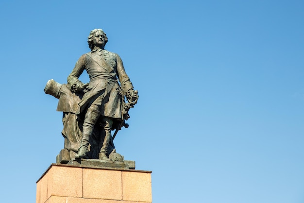 Rusia Vyborg 08082020 Monumento al emperador ruso Peter 1 en el parque