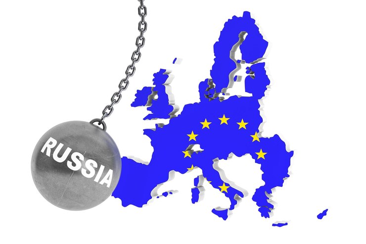 Foto rússia destrói o conceito de europa. bola de demolição como a rússia com o mapa da europa em um fundo branco