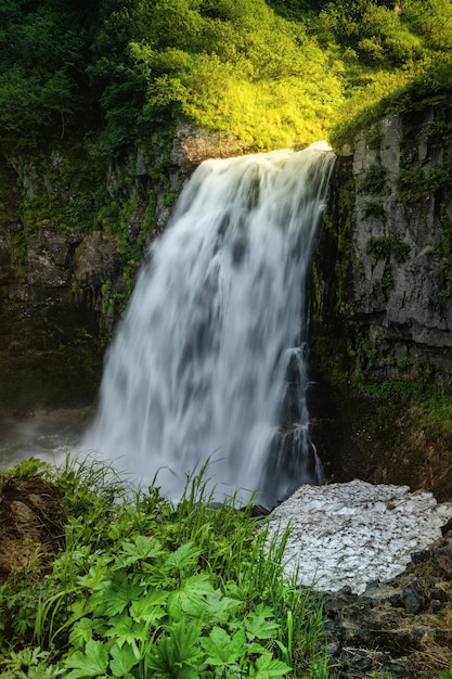 Rússia, Kamchatka. Uma cachoeira de montanha de fluxo total nas proximidades do vulcão Tolbachik.