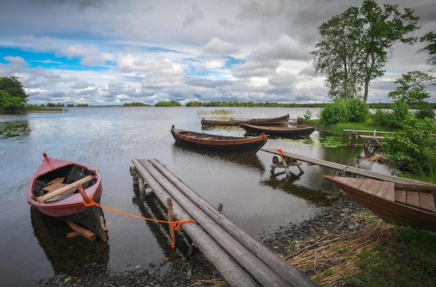 Rússia Karelia Kizhi Island Boats na margem do lago Onega