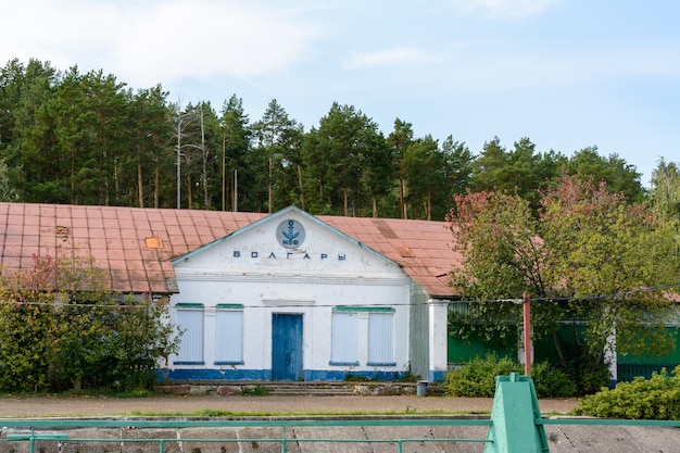 Rússia, Kazan - 12 de setembro de 2020. O cais do rio na estação de Bolgar no rio Volga, na região do médio Volga, na República do Tartaristão. Inscrição: "Bolgar".