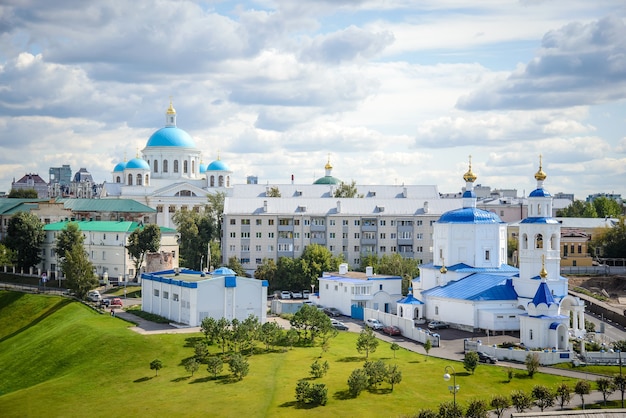 Rússia, Kazan, 24 de agosto de 2019: vista superior das igrejas ortodoxas vista superior das igrejas ortodoxas e edifícios residenciais no centro da cidade em um dia nublado de verão