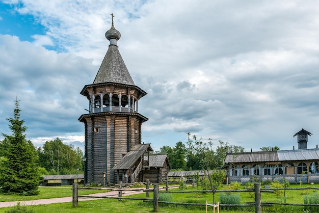 Foto rússia são petersburgo 22 de julho de 2023 bogoslovka manor no estilo da antiga arquitetura arquitetônica russa de madeira