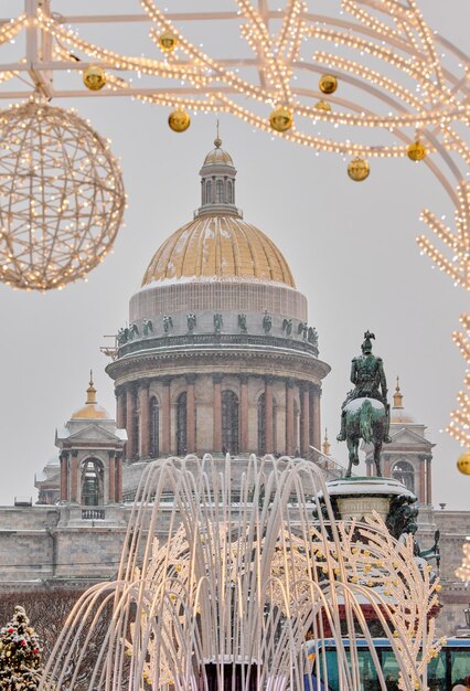 Rússia São Petersburgo Catedral de São Isaac e o monumento ao imperador Nicolau II através da iluminação