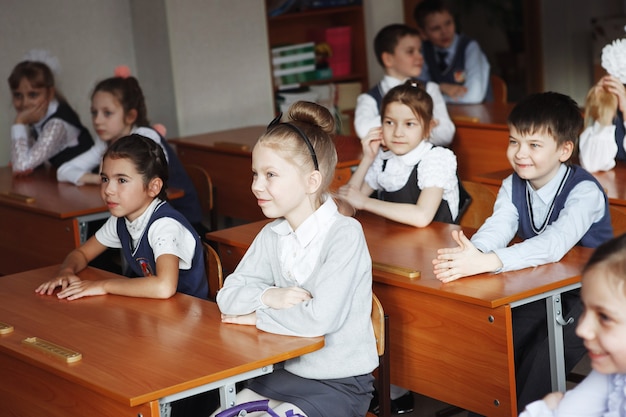 Rússia. Sibéria, março de 2017. Crianças na escola em sala de aula sentadas em suas carteiras