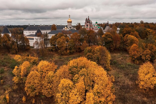 Russisch-orthodoxes Kloster hinter weiß getünchten Mauern, umgeben von Herbstbäumen Zvenigorod Russland