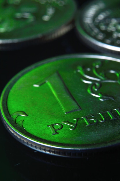 Russische 1-Rubel-Münze ist grün hervorgehoben. Nahaufnahme.