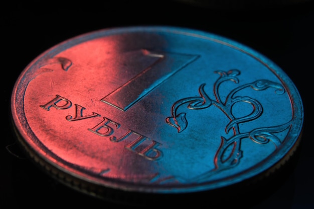 Russische 1-Rubel-Münze mit rotem und blauem Licht beleuchtet. Nahaufnahme.