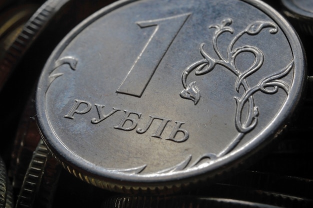Russische 1-Rubel-Münze (rückwärts) gegen andere russische Rubel verschiedener Konfessionen. Makro.