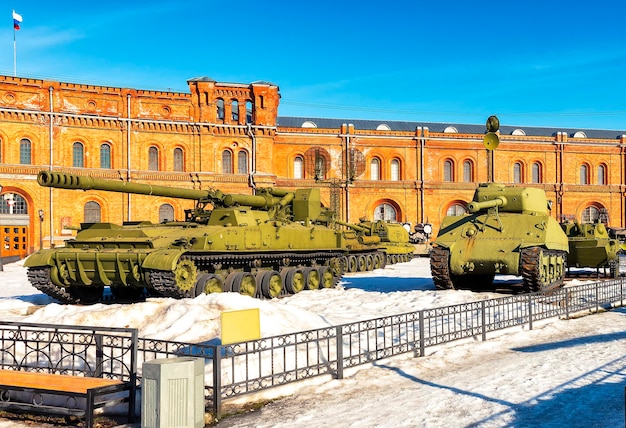 Russische 152-mm-Hyazinth-Selbstfahrlafette und amerikanischer Sherman-Panzer