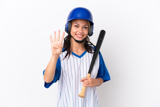 Russische Baseballspielerin mit Helm und Schläger isoliert auf weißem Hintergrund glücklich und vier mit den Fingern zählend